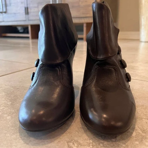 Gianni Bini Desiree cuffed button brown leather ankle boot - 7.5 M - Picture 3 of 6